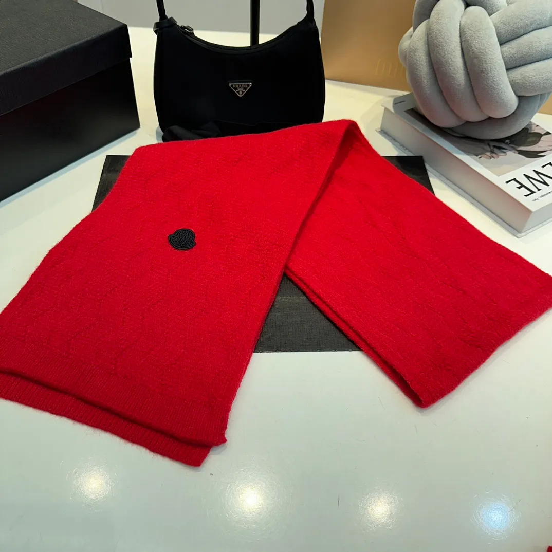 P170 Moncler autumn and winter counter model knitted beanie + scarf + gloves three-piece set, classic pattern, warm and fashionable! Fashionable and popular 🌸First-class texture, pure wool
