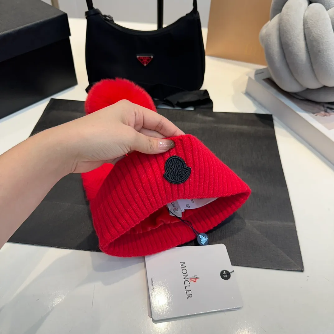 P170 Moncler autumn and winter counter model knitted beanie + scarf + gloves three-piece set, classic pattern, warm and fashionable! Fashionable and popular 🌸First-class texture, pure wool