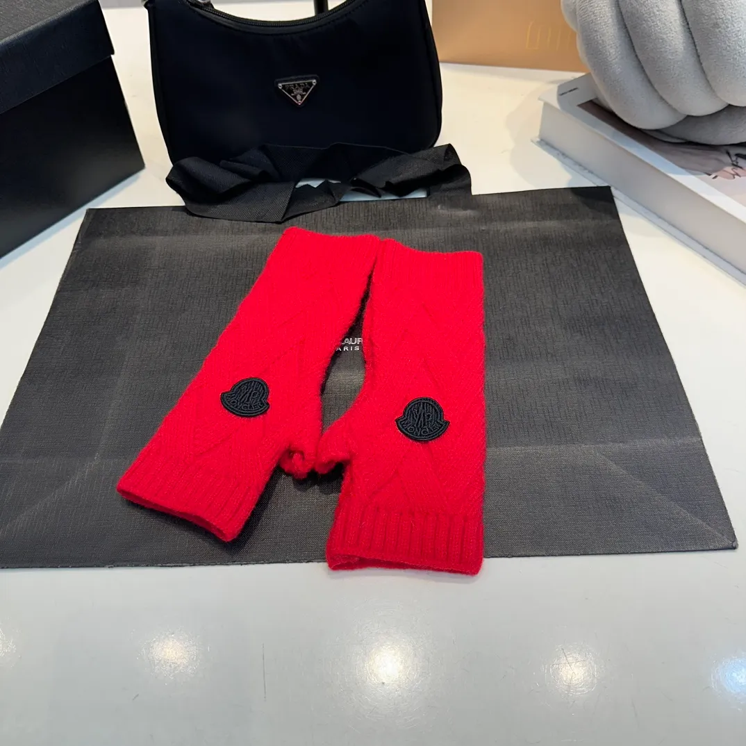 P170 Moncler autumn and winter counter model knitted beanie + scarf + gloves three-piece set, classic pattern, warm and fashionable! Fashionable and popular 🌸First-class texture, pure wool