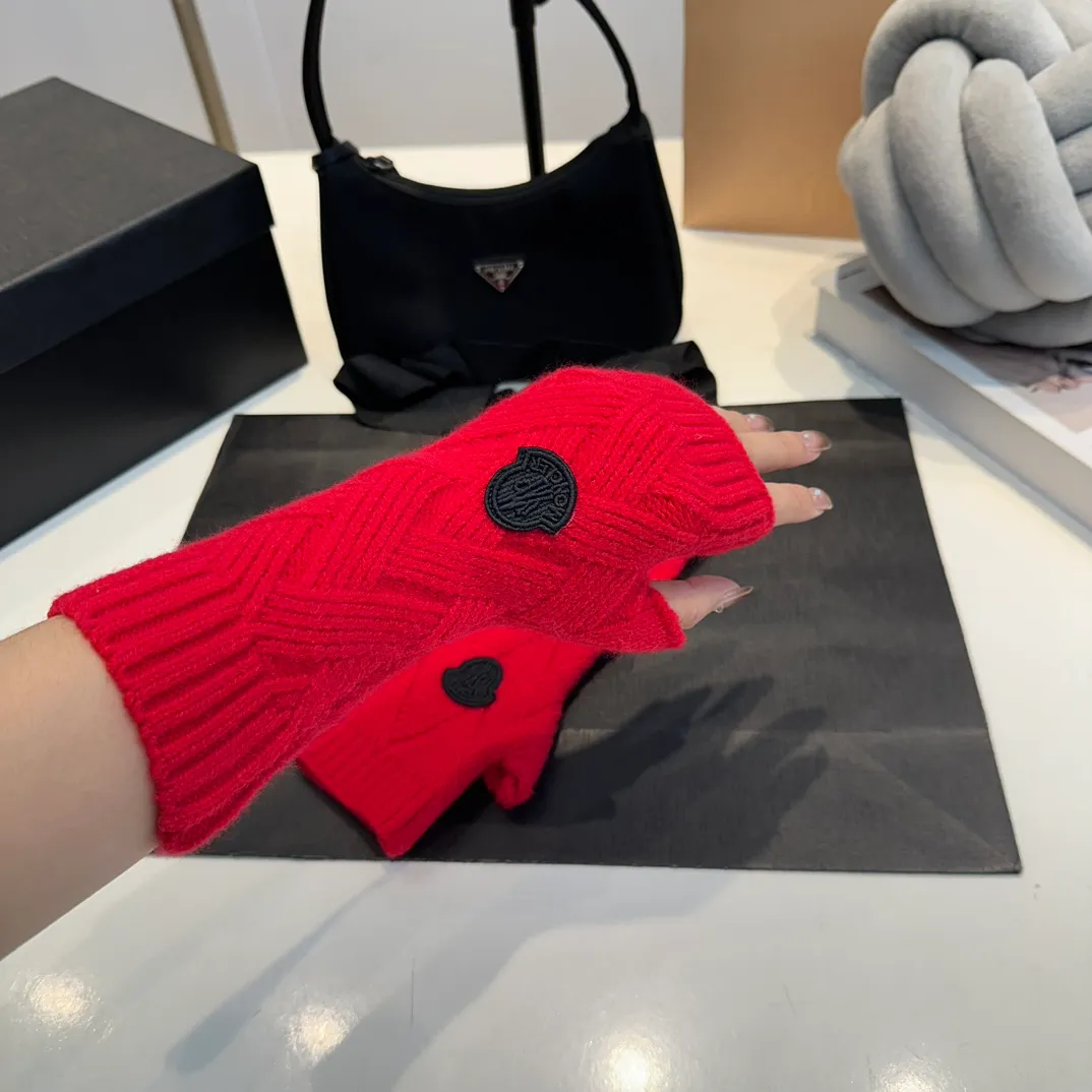 P170 Moncler autumn and winter counter model knitted beanie + scarf + gloves three-piece set, classic pattern, warm and fashionable! Fashionable and popular 🌸First-class texture, pure wool