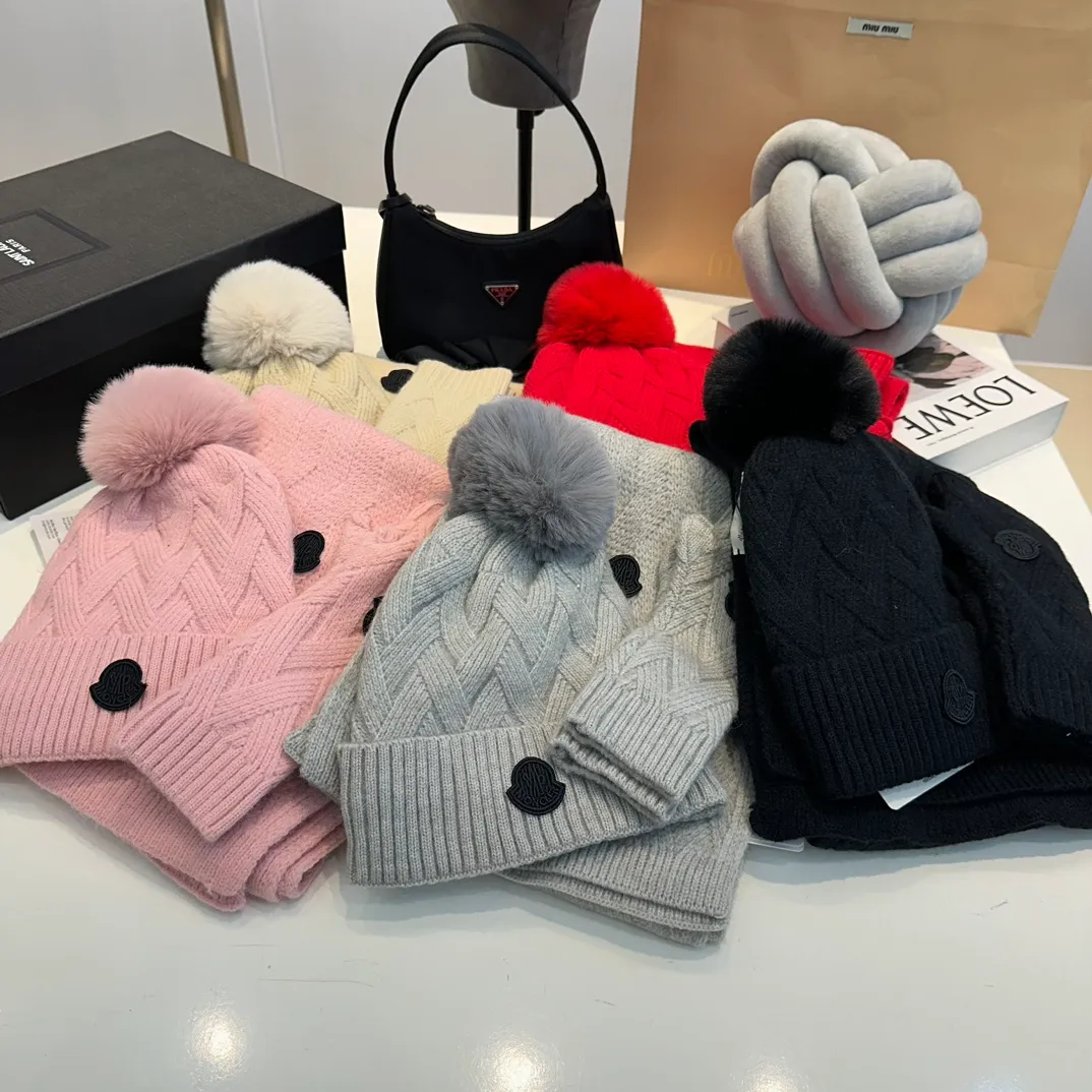 P170 Moncler autumn and winter counter model knitted beanie + scarf + gloves three-piece set, classic pattern, warm and fashionable! Fashionable and popular 🌸First-class texture, pure wool