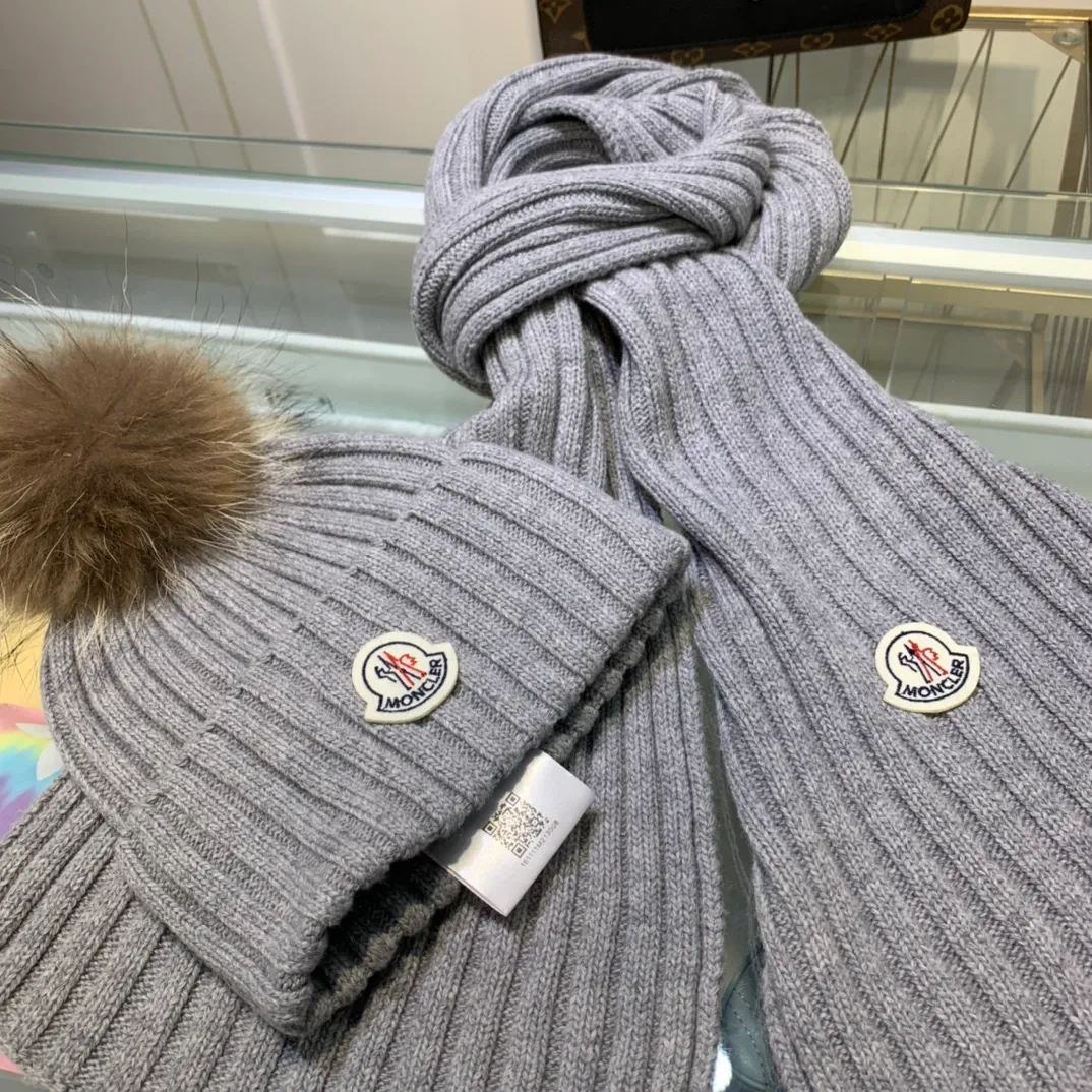 P240 [Wool suit hat] MONCLER classic suit hat! Hat ➕Scarf! It's warm and super comfortable~A great tool for young ladies to reduce their age in winter~This winter, all you need is a set of hats~It's warm and fashionable! Unisex model! Can be made as a couple model! Complete range of anti-counterfeiting labels and elevators! Many styles, welcome to choose!!