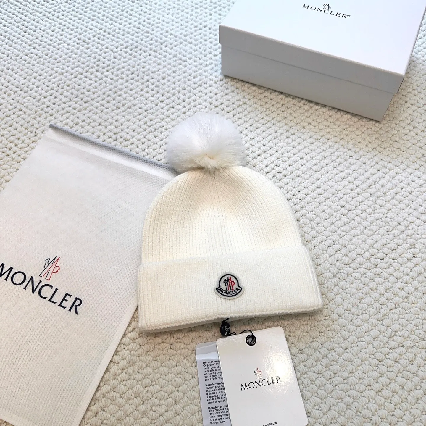 P100 with dust bag, high version Moncler Moncler 💥Official website classic knitted hat, replica of the original. Very soft and skin-friendly, very elastic 💓 Textured and very versatile style ~ Warm cashmere woolen hat, one size fits all and elastic ~ Unisex, can be worn by any head size. Super quality, highly recommended
