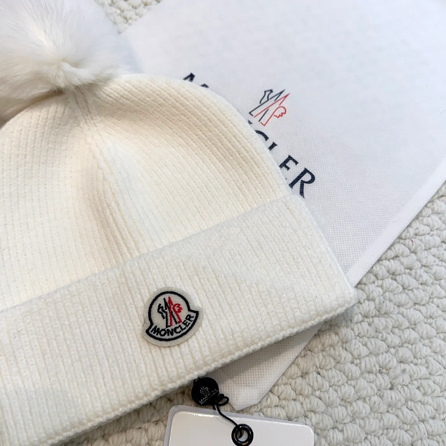 P100 with dust bag, high version Moncler Moncler 💥Official website classic knitted hat, replica of the original. Very soft and skin-friendly, very elastic 💓 Textured and very versatile style ~ Warm cashmere woolen hat, one size fits all and elastic ~ Unisex, can be worn by any head size. Super quality, highly recommended