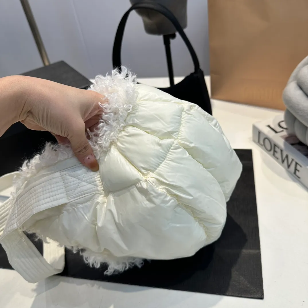 P80 Moncler Muzzle Lei Feng Hat is super warm. This teddy bear jacket is made of high-end blended lamb wool fabric. It feels really good and super soft. The plush material and goose down filling make it visually warm and full of security. This is a must-have lamb down cotton hat for autumn and winter.