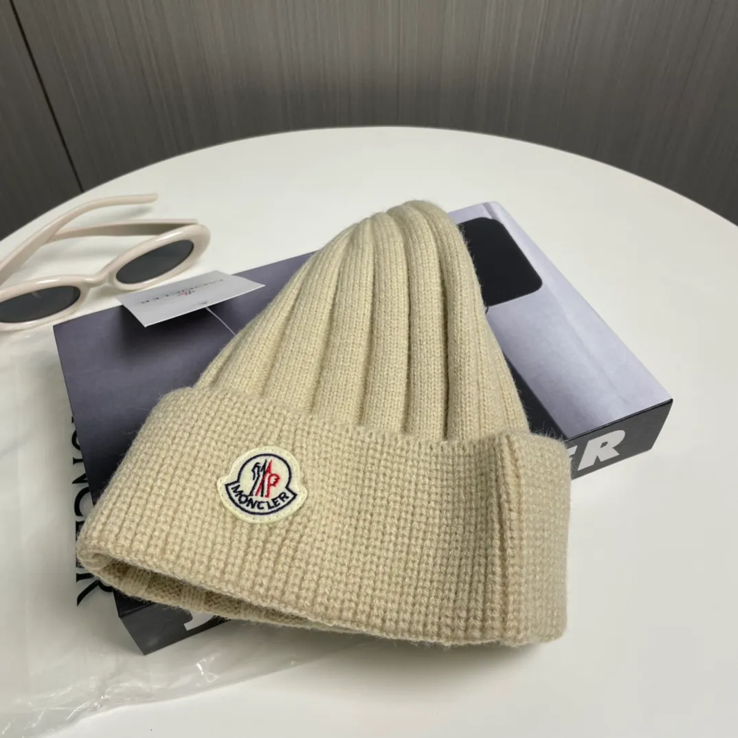P60 comes with a dust bag for Moncler💥 Official website classic knitted hat, replica of the original. Very soft and skin-friendly, very elastic 💓 Textured and very versatile style ~ Warm cashmere woolen hat, one size fits all and elastic ~ Unisex, can be worn by any head size. Excellent quality, highly recommended