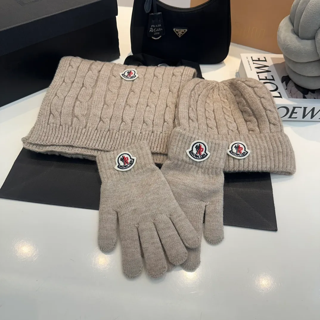 P178 Moncler autumn and winter counter model knitted beanie + scarf + gloves three-piece set, classic pattern, warm and fashionable! Fashionable and popular 🌸First-class texture, pure wool
