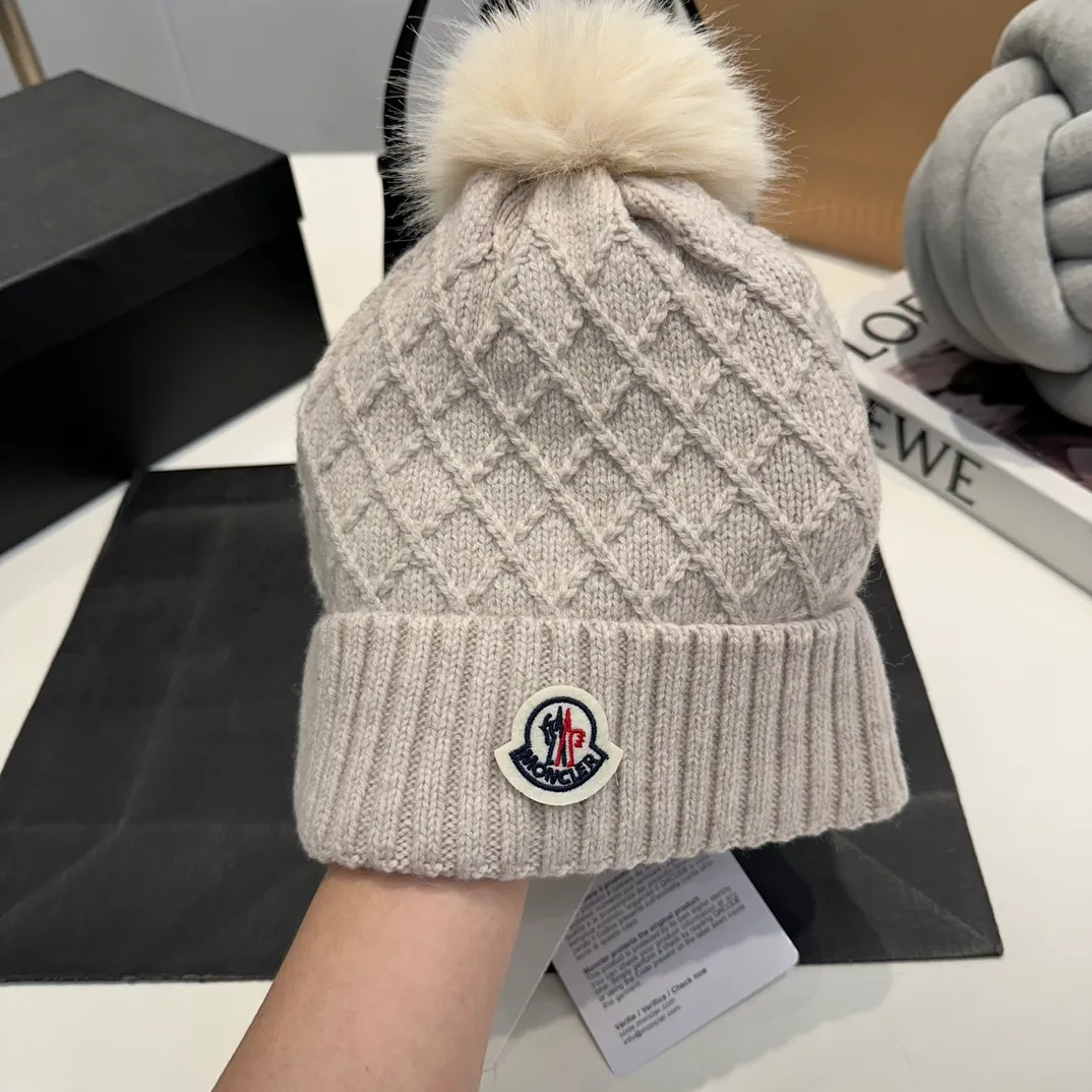 P78 Moncler👒high-end genuine exclusive style, hemp flower knitted hat, made of selected wool, skin-friendly and super soft‼ ️Paired with fox fur balls, it is very age-reducing‼ ️Complete trademark hangtags