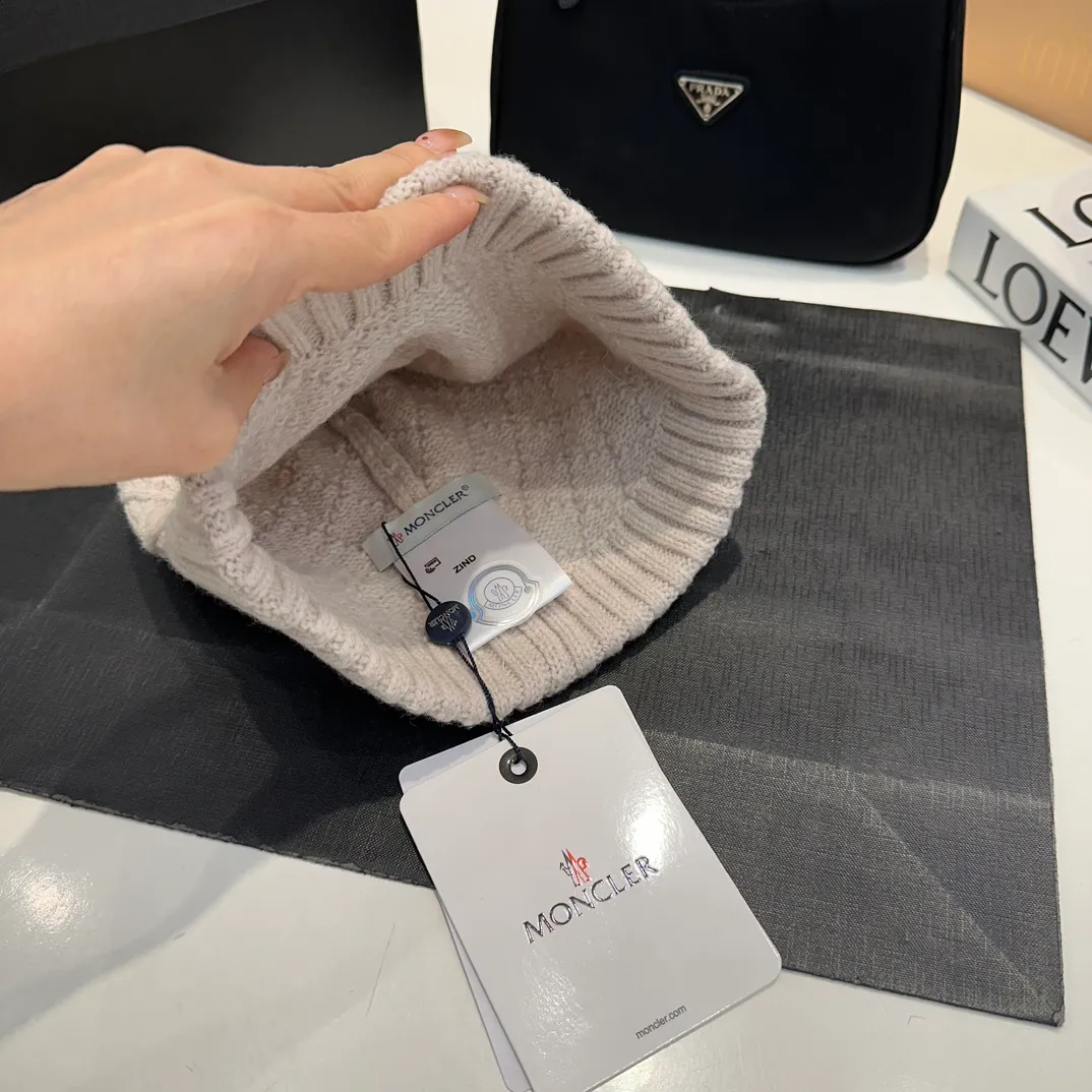 P78 Moncler👒high-end genuine exclusive style, hemp flower knitted hat, made of selected wool, skin-friendly and super soft‼ ️Paired with fox fur balls, it is very age-reducing‼ ️Complete trademark hangtags
