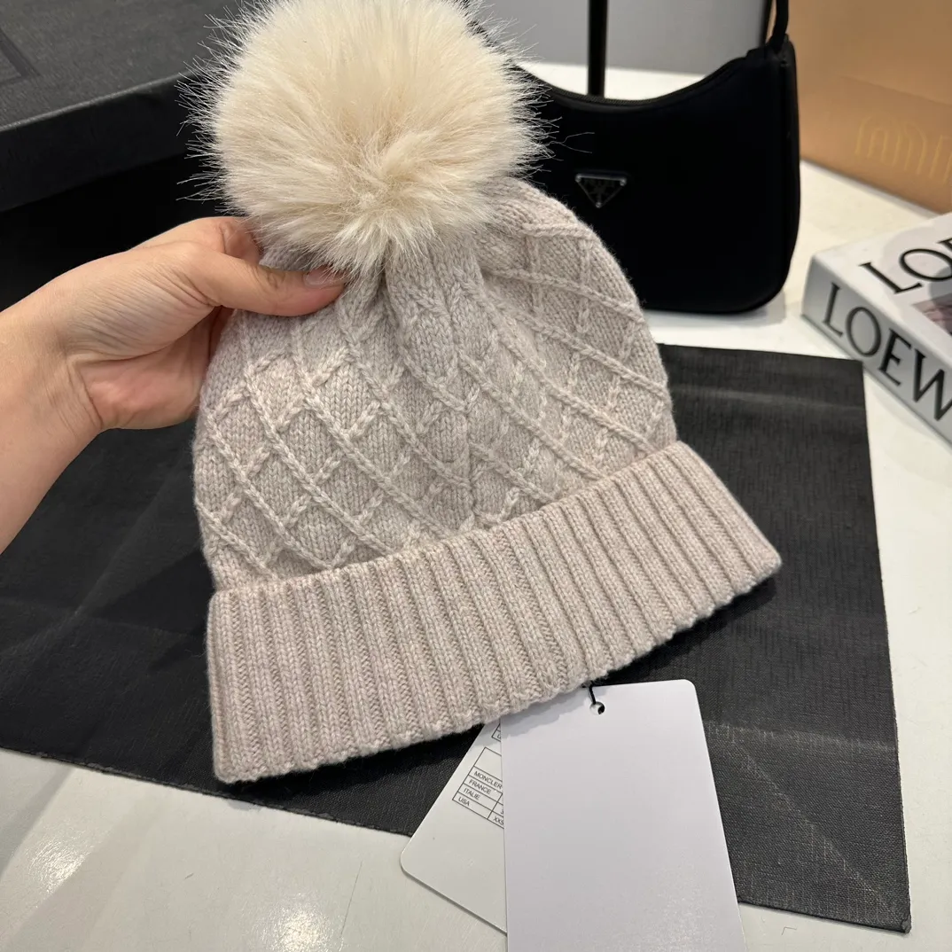 P78 Moncler👒high-end genuine exclusive style, hemp flower knitted hat, made of selected wool, skin-friendly and super soft‼ ️Paired with fox fur balls, it is very age-reducing‼ ️Complete trademark hangtags