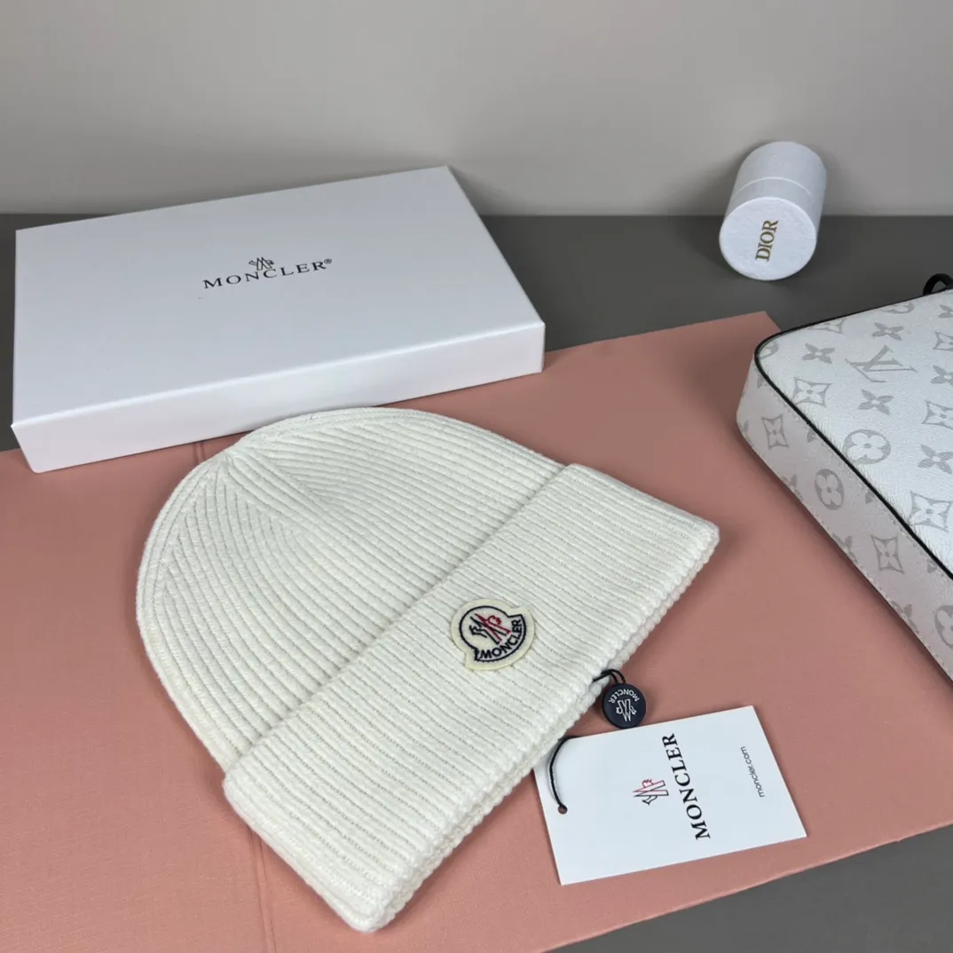 P50 comes with dust bag 🌺【MONCLER】Official website classic model, pay attention to the quality, the only one in the market that pays attention to quality details, 70% wool, 30% rabbit fur knitted hat! The same style for men and women, thicker and warmer, fashionable and popular 🌸First-class quality, the best brand for warmth in autumn and winter, order now, limited edition