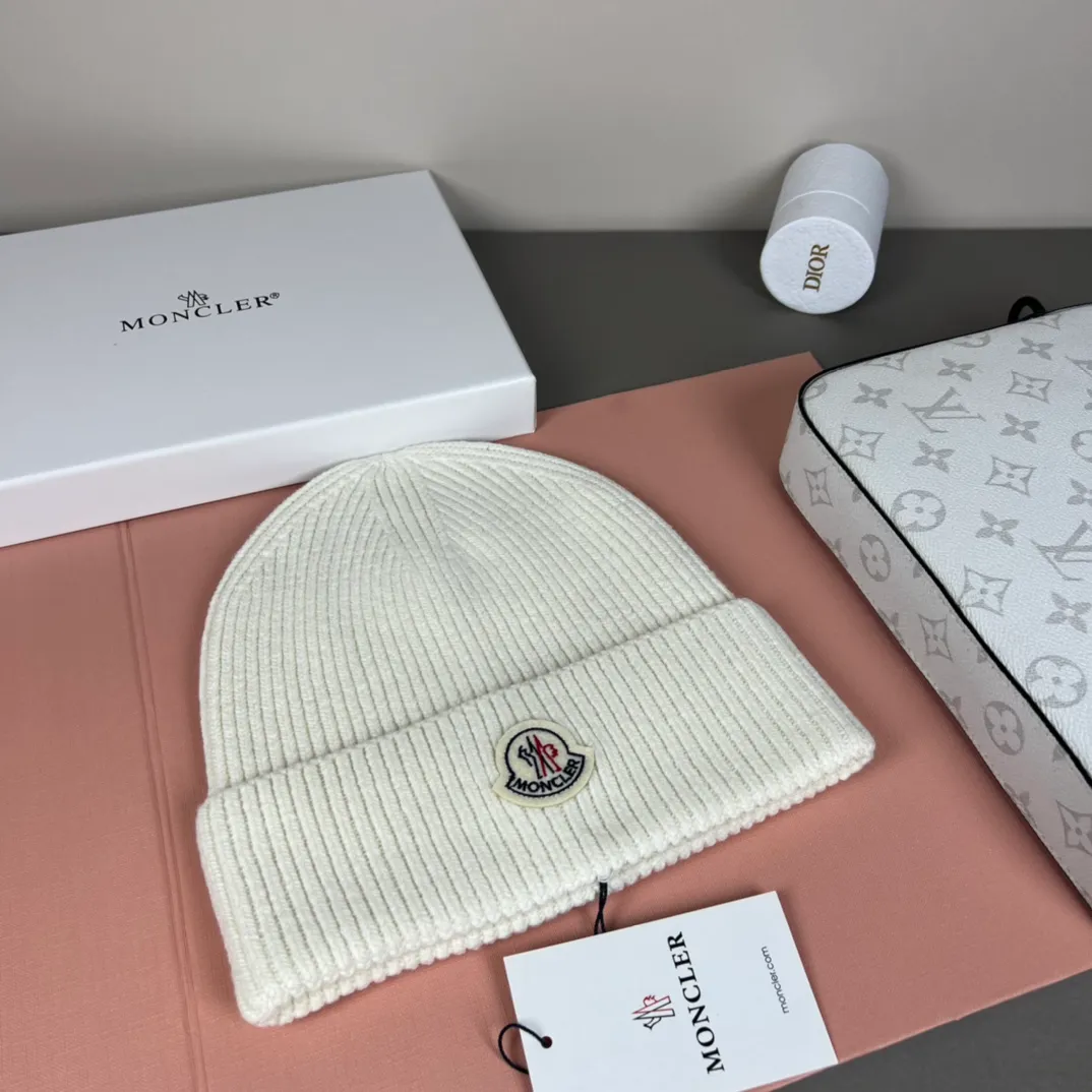 P50 comes with dust bag 🌺【MONCLER】Official website classic model, pay attention to the quality, the only one in the market that pays attention to quality details, 70% wool, 30% rabbit fur knitted hat! The same style for men and women, thicker and warmer, fashionable and popular 🌸First-class quality, the best brand for warmth in autumn and winter, order now, limited edition