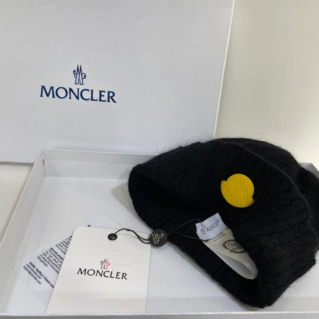 MONCLER Mouth Covered Twist Rabbit Fur Knitted Beanie