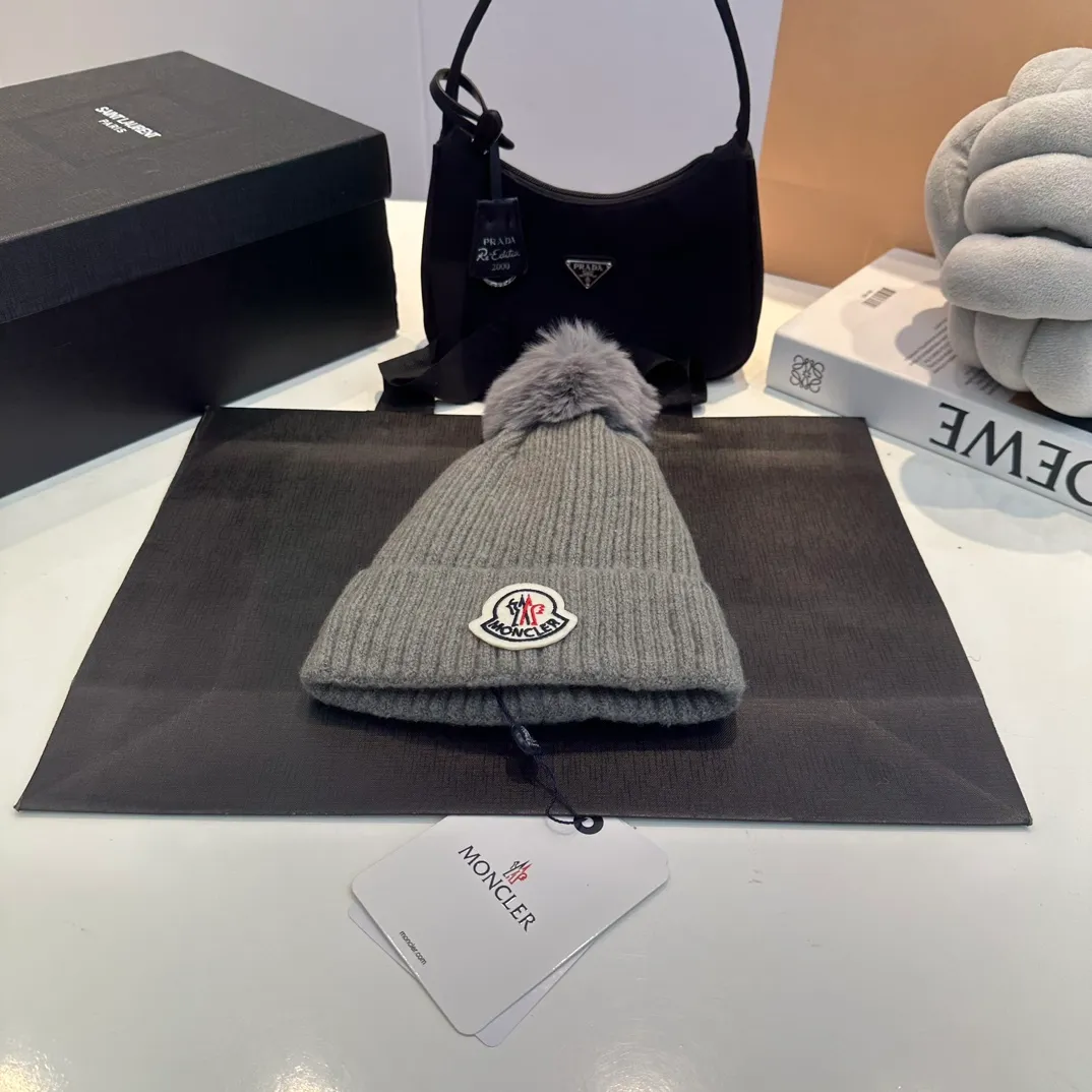 P70 MONCLER 2023 autumn and winter new men's and women's wool ball knitted beanie, super popular 💖 first-class texture, perfect for going out on the street!