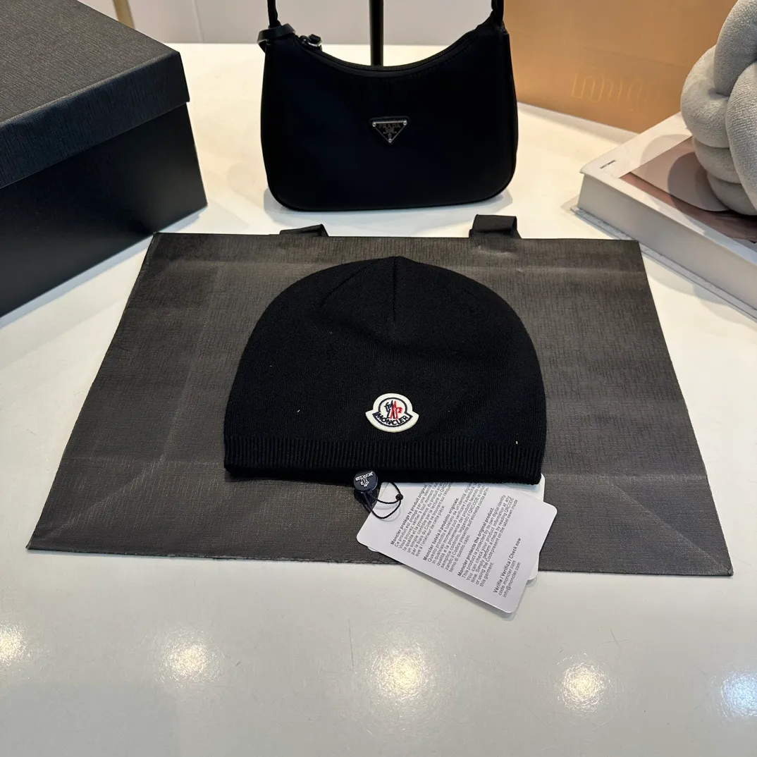 P50 Moncler 💥 Official website classic knitted hat, replica of the original. Very soft and skin-friendly, very elastic 💓 Textured and very versatile style ~ Warm cashmere woolen hat, one size fits all and elastic ~ Unisex, can be worn by any head size. Super quality, highly recommended
