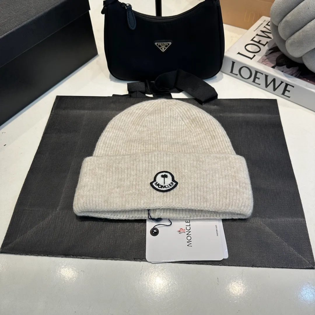 P70 MONCLER muffled knitted beanie, good quality, high-end and elegant, super popular 💖The texture is great, it’s great to match when out on the street! Fashion trends! A must-have item for winter, the same style for men and women, get it now!