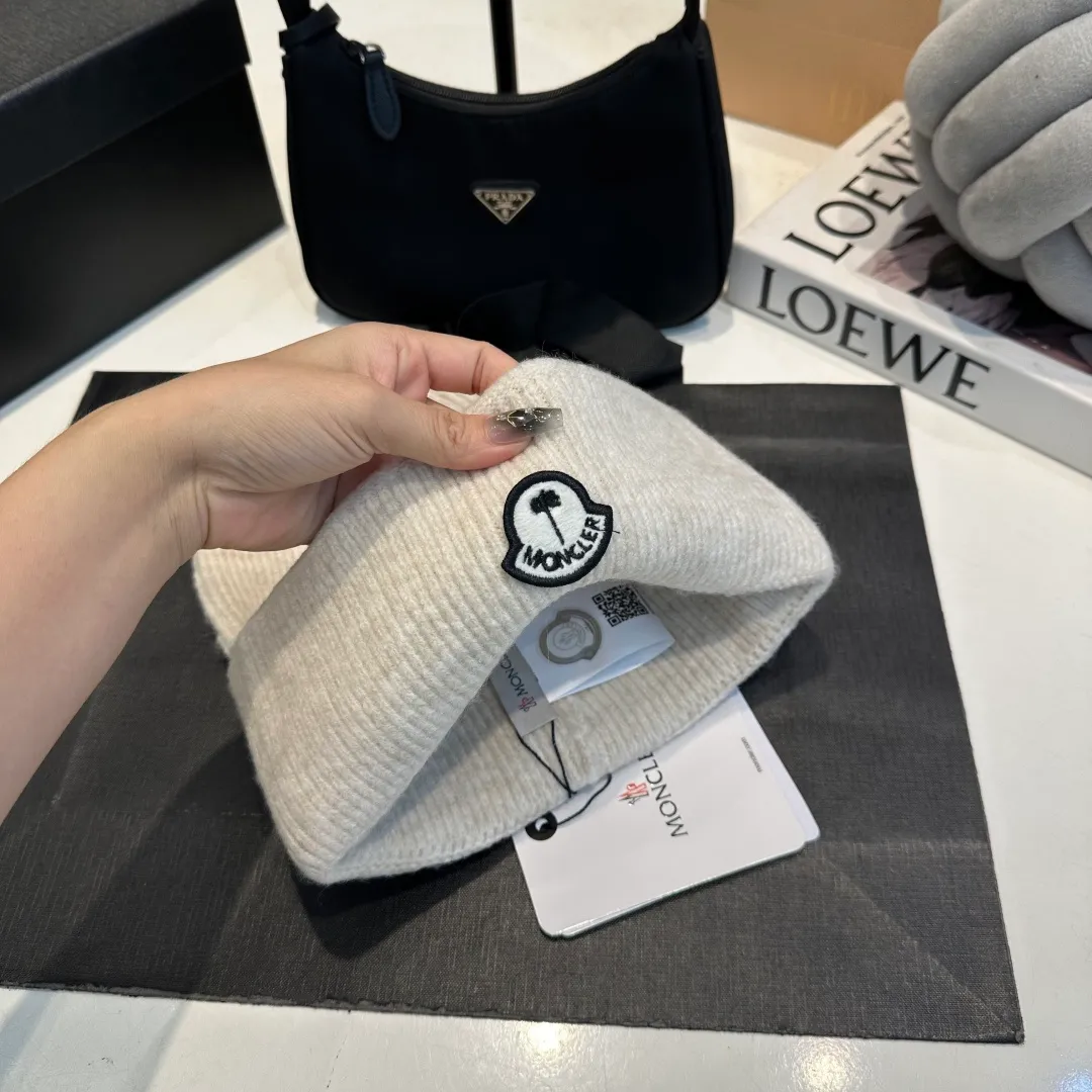 P70 MONCLER muffled knitted beanie, good quality, high-end and elegant, super popular 💖The texture is great, it’s great to match when out on the street! Fashion trends! A must-have item for winter, the same style for men and women, get it now!