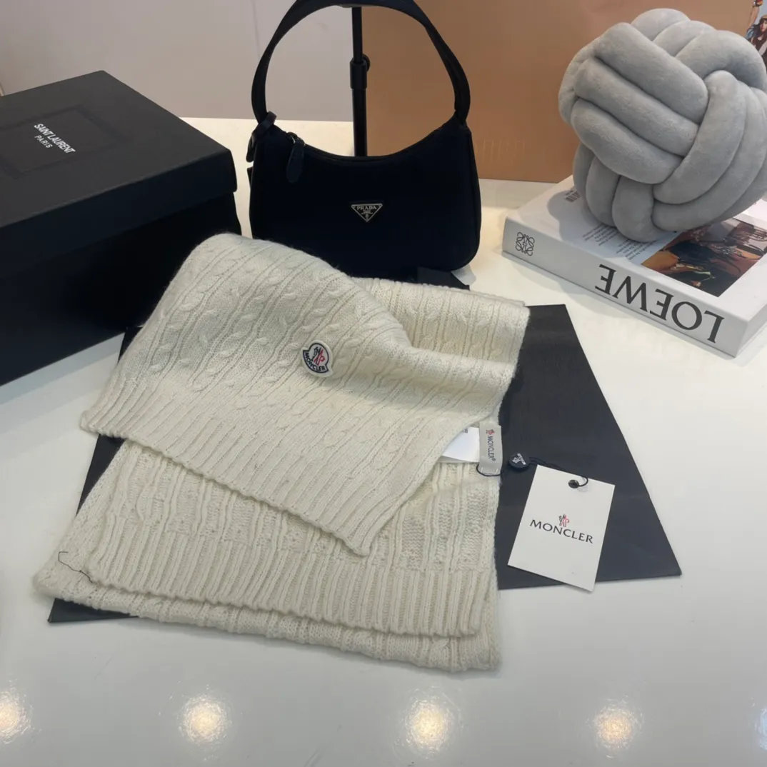 P180 Moncler wool knitted three-piece set, gloves + hat + scarf set ❄️ Wool knitted, super cute with cashmere scarf, a must-have for autumn and winter