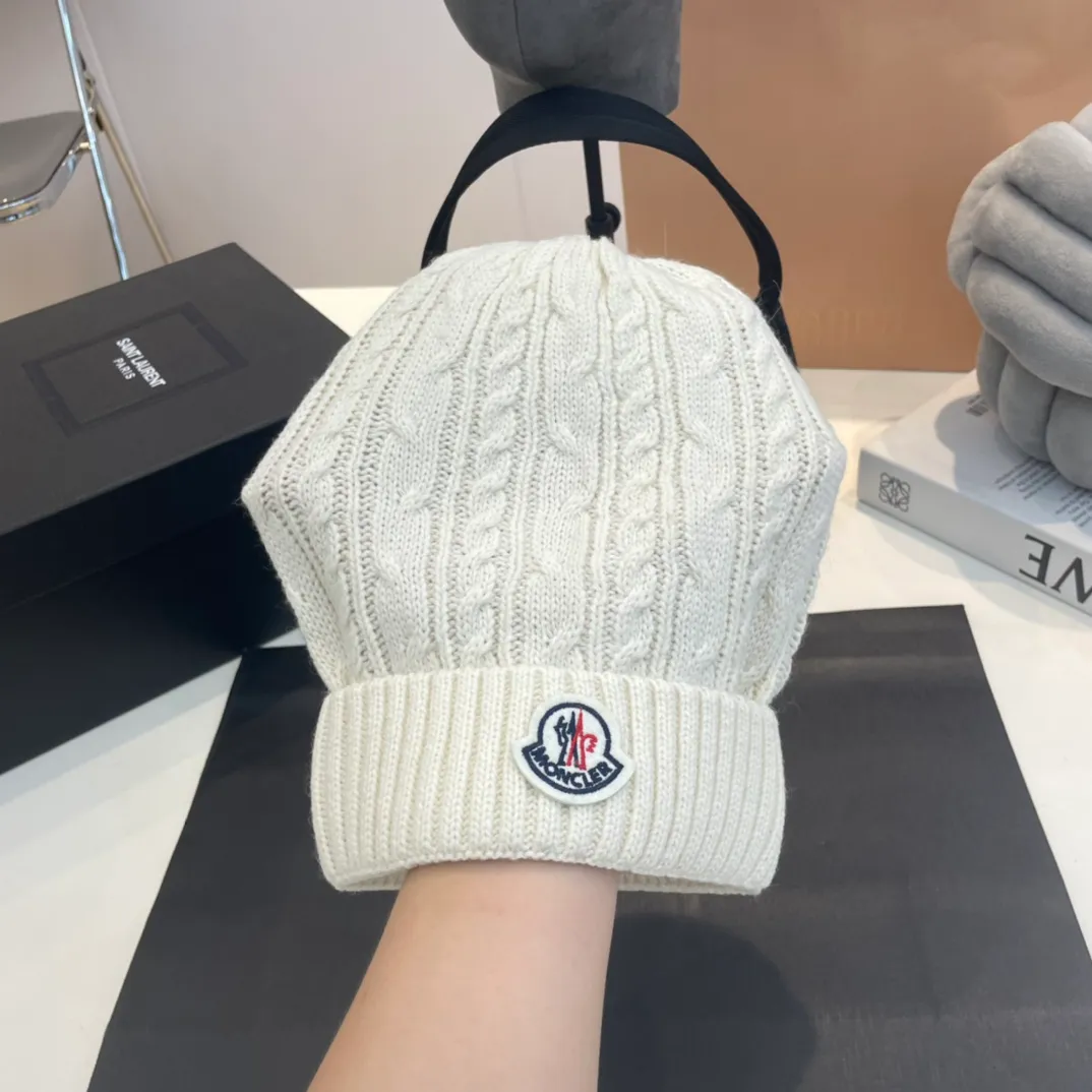 P180 Moncler wool knitted three-piece set, gloves + hat + scarf set ❄️ Wool knitted, super cute with cashmere scarf, a must-have for autumn and winter
