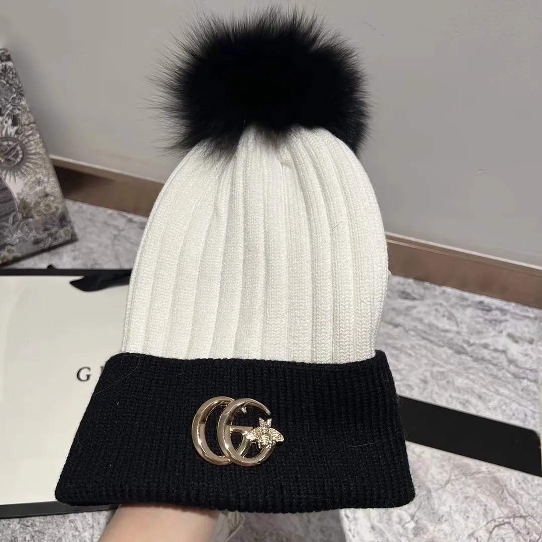 Inquiry with picture, Gucci rabbit fleece knitted hat, paired with fox fur ball, super beautiful, a fashionable item for winter wear🔝