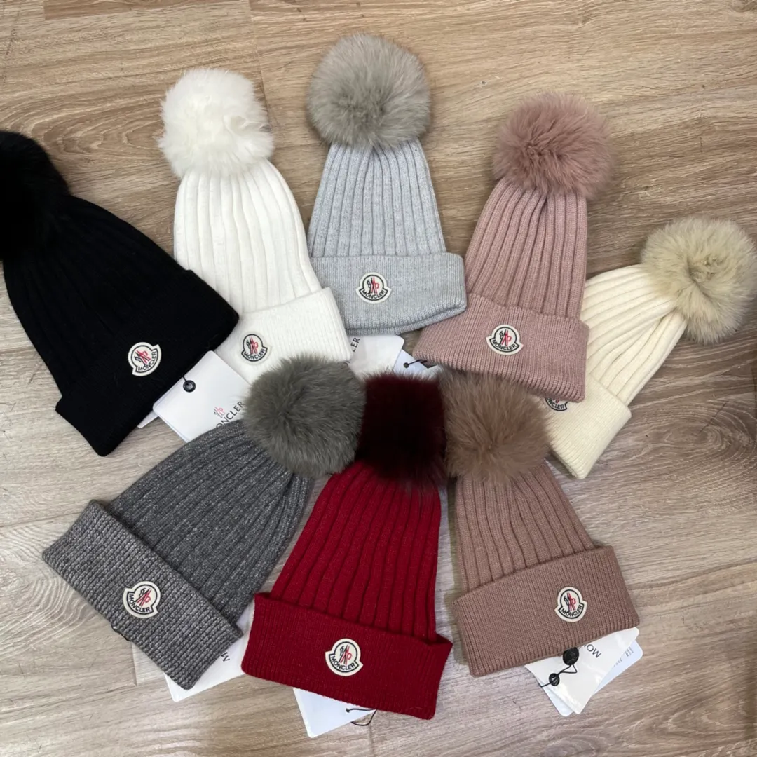 MONCLER muzzle wool hat with fox fur ball of the same color, rabbit fleece fabric, soft and comfortable to the touch, ultra-fine and smooth