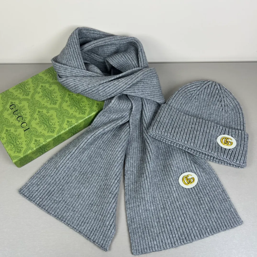 P150 GUCCI classic suit hat! Hat ➕Scarf! Cashmere and Rabbit Velvet Quality! It's warm and super comfortable~A great tool for young ladies to reduce their age in winter~This winter, all you need is a set of hats~It's warm and fashionable! Unisex model! Can be made as a couple model! Complete range of anti-counterfeiting labels and elevators! Many styles, welcome to choose!!