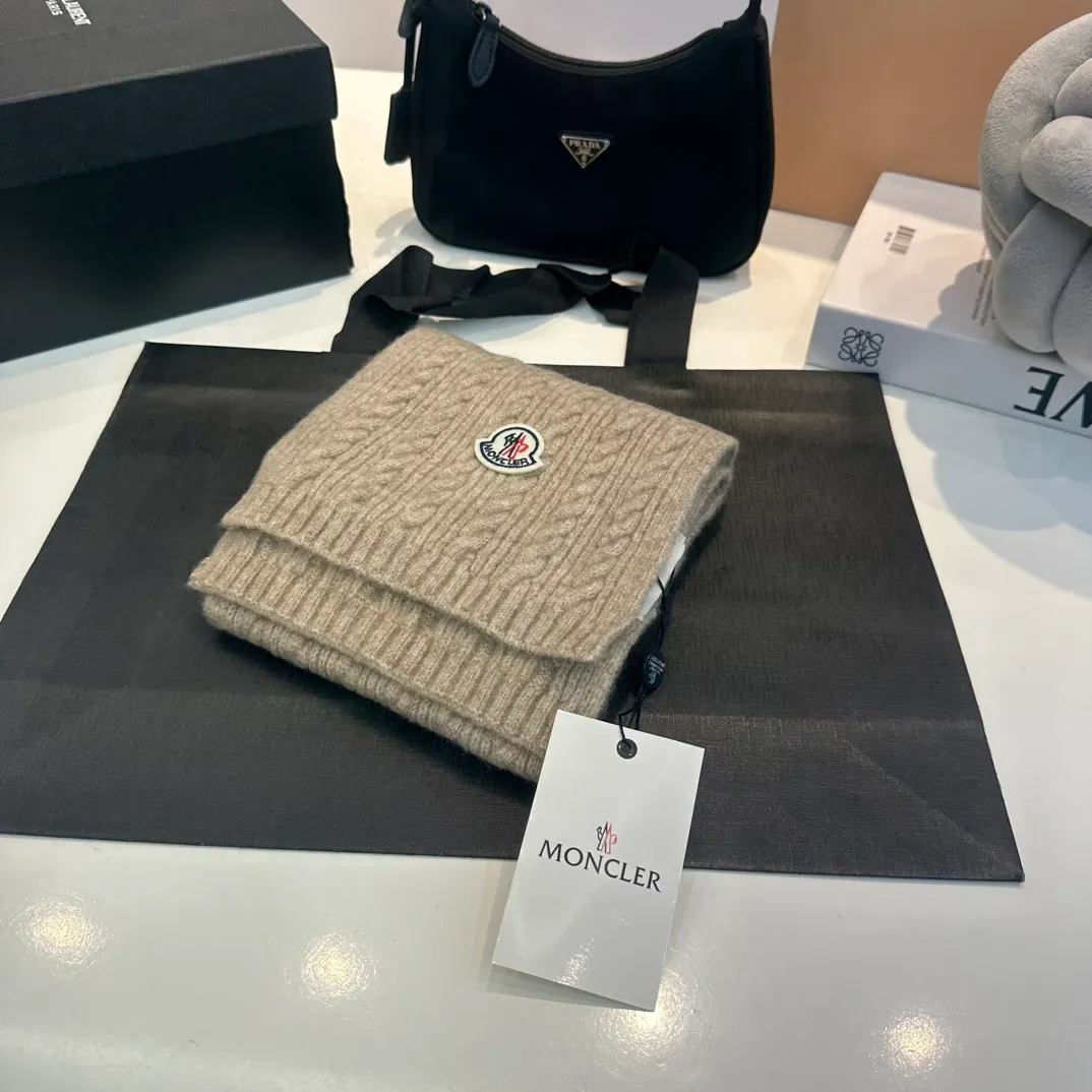 P90 MONCLER, classic cashmere and rabbit fleece quality! It's warm and super comfortable~A magical tool for young ladies to reduce their age in winter~This is the only thing you need this winter that's both warm and fashionable! Unisex model! Can be made as a couple model