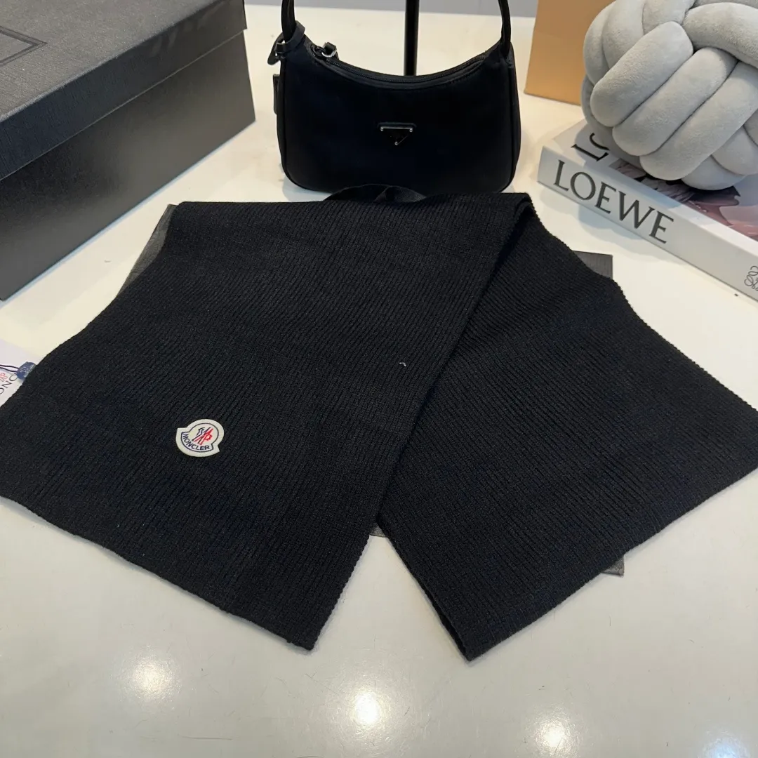 P130 Moncler autumn and winter counter style knitted beanie + scarf with classic pattern, warm and fashionable! Fashionable and popular 🌸First-class texture, pure wool