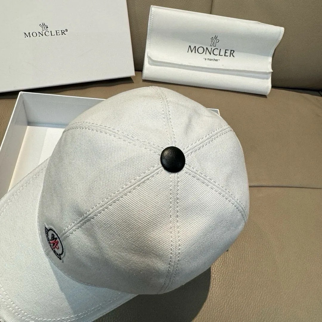 p90., Moncler's new original baseball cap, 1:1 mold opening at the counter, new three-dimensional embroidery, original canvas + first-layer cowhide, pure cotton lining, light and breathable! The quality is great, the basic head circumference is 56cm, and the patch is adjustable.