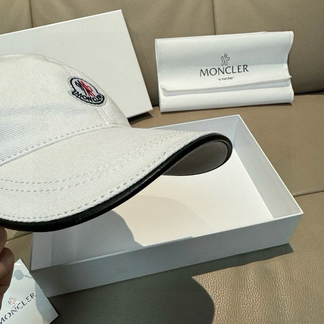 p90., Moncler's new original baseball cap, 1:1 mold opening at the counter, new three-dimensional embroidery, original canvas + first-layer cowhide, pure cotton lining, light and breathable! The quality is great, the basic head circumference is 56cm, and the patch is adjustable.