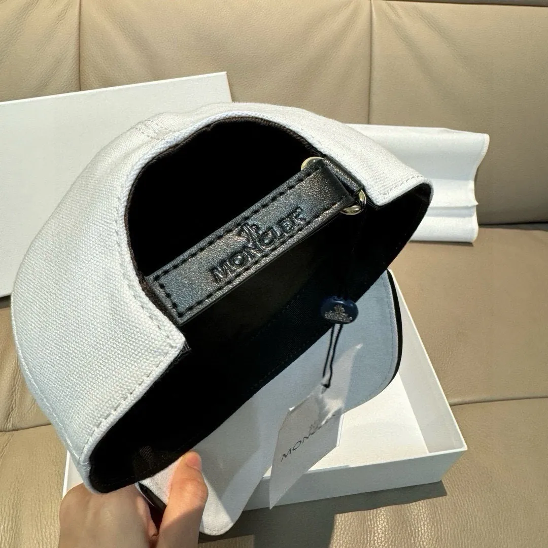p90., Moncler's new original baseball cap, 1:1 mold opening at the counter, new three-dimensional embroidery, original canvas + first-layer cowhide, pure cotton lining, light and breathable! The quality is great, the basic head circumference is 56cm, and the patch is adjustable.