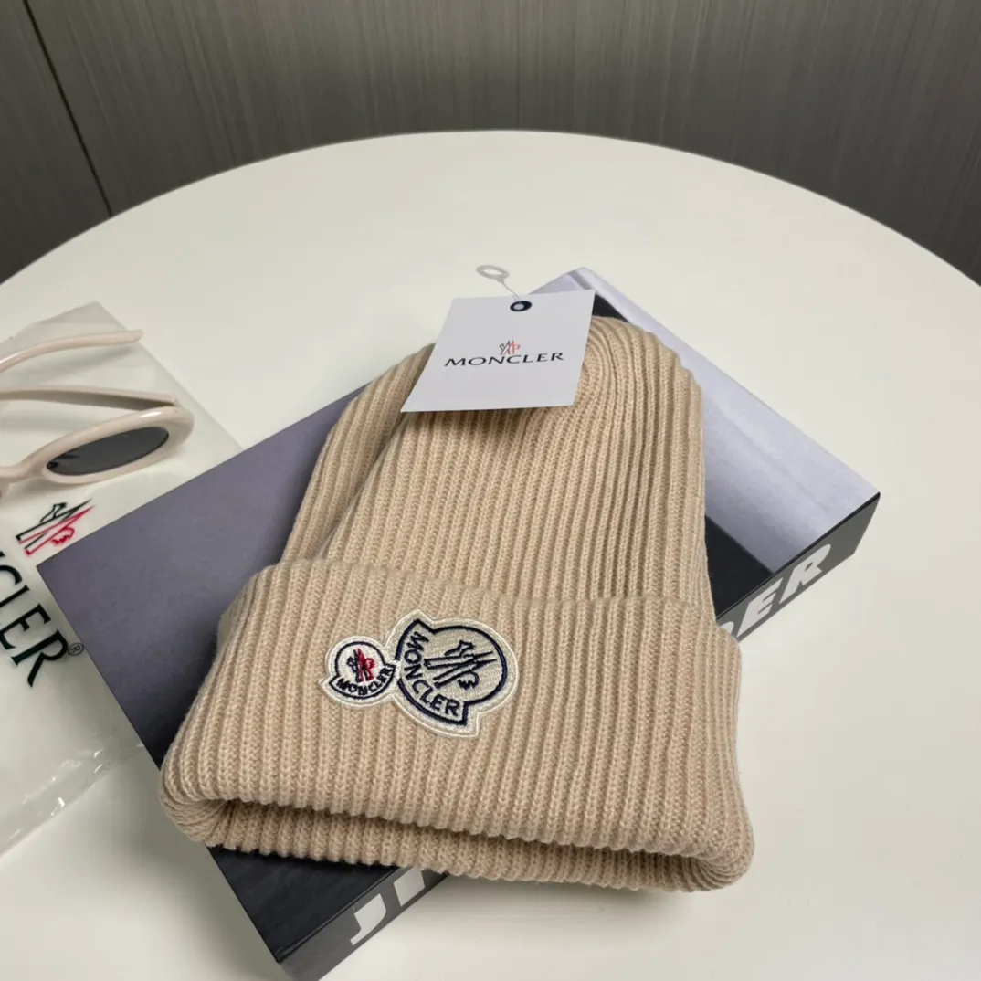 P56 comes with a dust bag for Moncler💥 Official website classic knitted hat, original replica. Very soft and skin-friendly, very elastic 💓 Textured and very versatile style ~ Warm cashmere woolen hat, one size fits all and elastic ~ Unisex, can be worn by any head size. Super quality, highly recommended