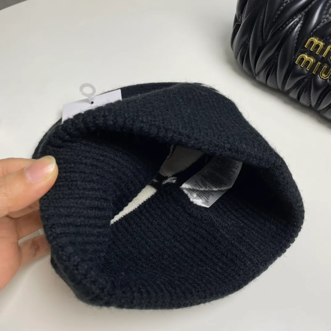 P60 Moncler 💥 Official website classic knitted hat, replica of the original. Very soft and skin-friendly, very elastic 💓 Textured and very versatile style ~ Warm cashmere woolen hat, one size fits all and elastic ~ Unisex, can be worn by any head size. Super quality, highly recommended