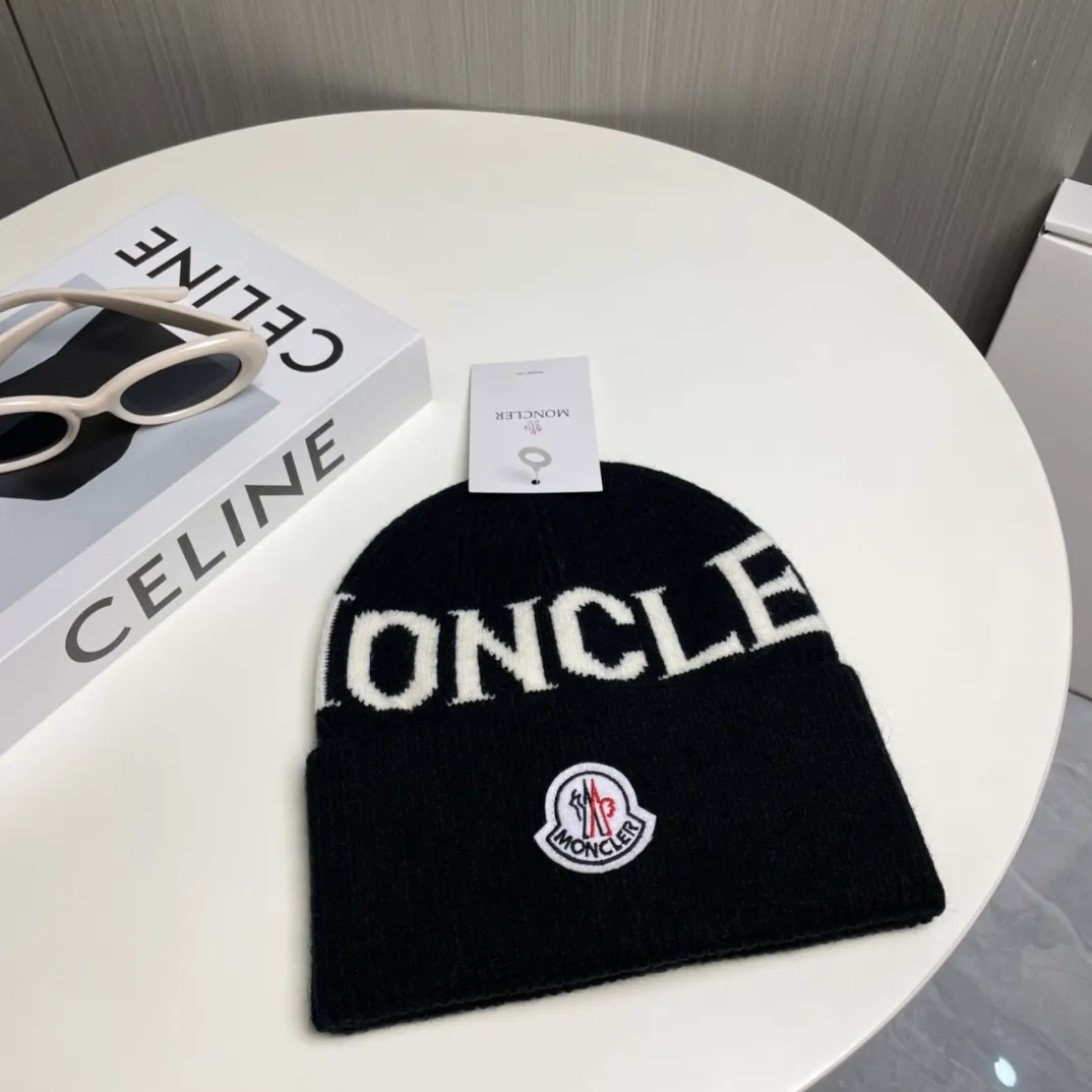 P60 Moncler 💥 Official website classic knitted hat, replica of the original. Very soft and skin-friendly, very elastic 💓 Textured and very versatile style ~ Warm cashmere woolen hat, one size fits all and elastic ~ Unisex, can be worn by any head size. Super quality, highly recommended