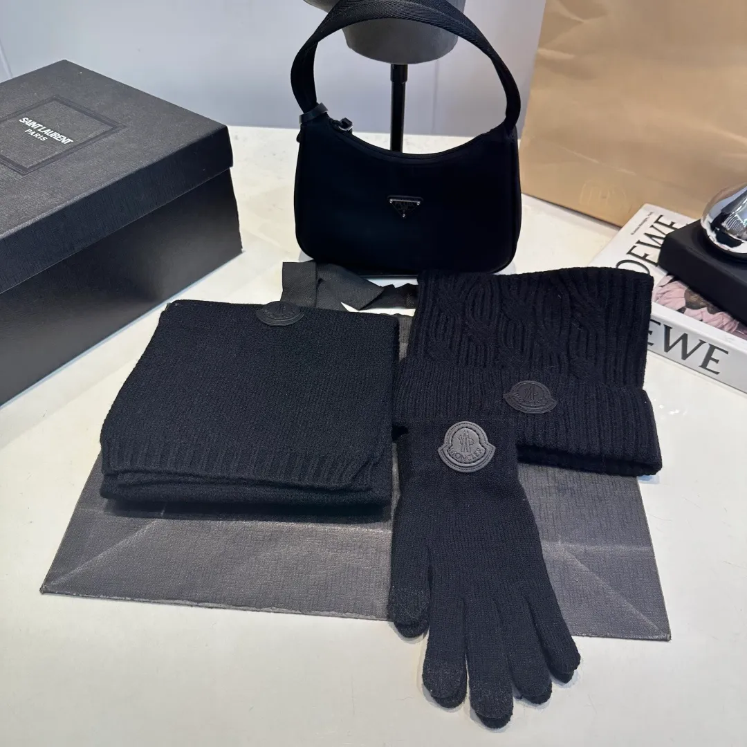 P150 Moncler three-piece muzzle suit autumn and winter cuffed wool knitted beanie. High-quality customization! This must be my favorite of minimalism. It is clean, neat, fashionable and versatile, and will definitely not be picky about your face shape! A fashionable classic that lasts forever! Both men and women are welcome!