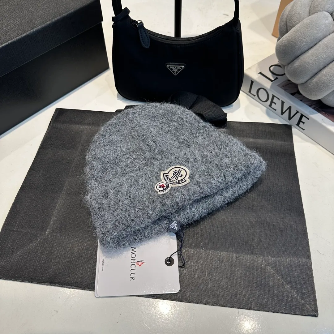 P56 MONCLER 🎩 wool knitted beanie, good quality, high-end, super soft! Super hot💖The texture is great and it’s great to match when out on the street! Fashion trends! A must-have item for winter, the same style for men and women, get it now!