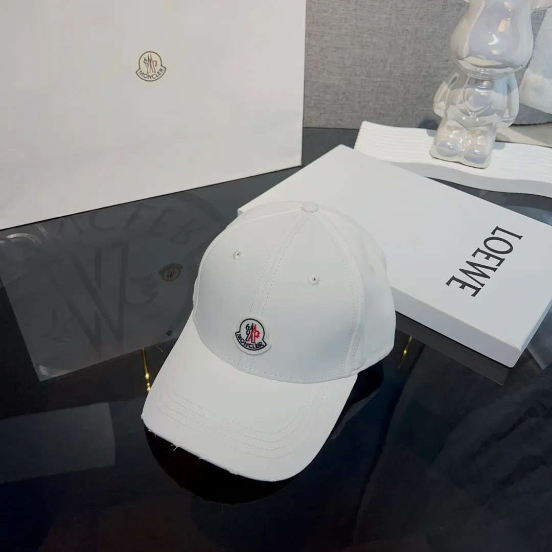 P60 moncler masked* American retro embroidered baseball cap. High version counter model with fine letters~ The hat itself is very stylish. It goes well with crazy calls and stir-fried chicken. It adds a sense of atmosphere!