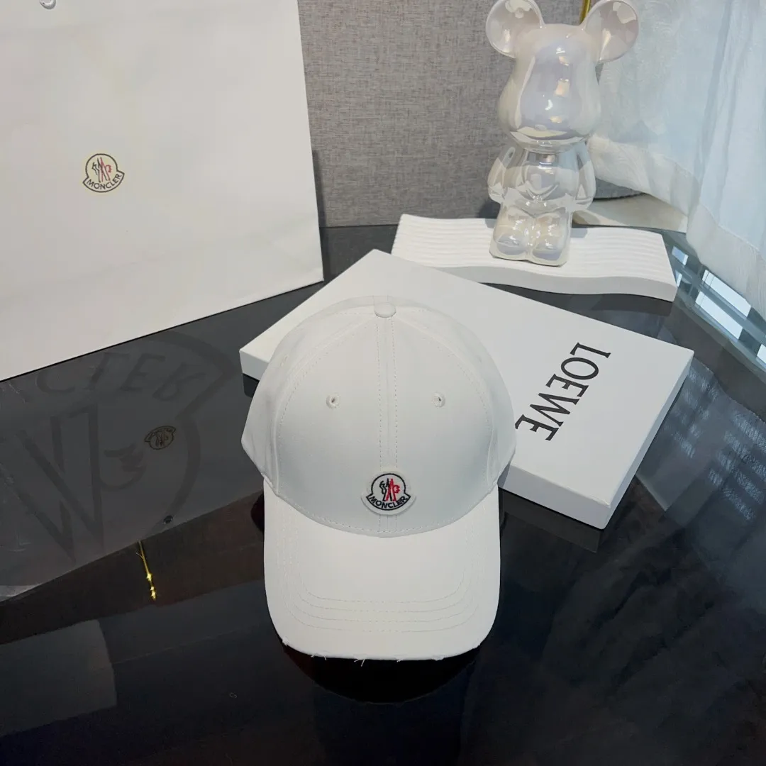 P60 moncler masked* American retro embroidered baseball cap. High version counter model with fine letters~ The hat itself is very stylish. It goes well with crazy calls and stir-fried chicken. It adds a sense of atmosphere!
