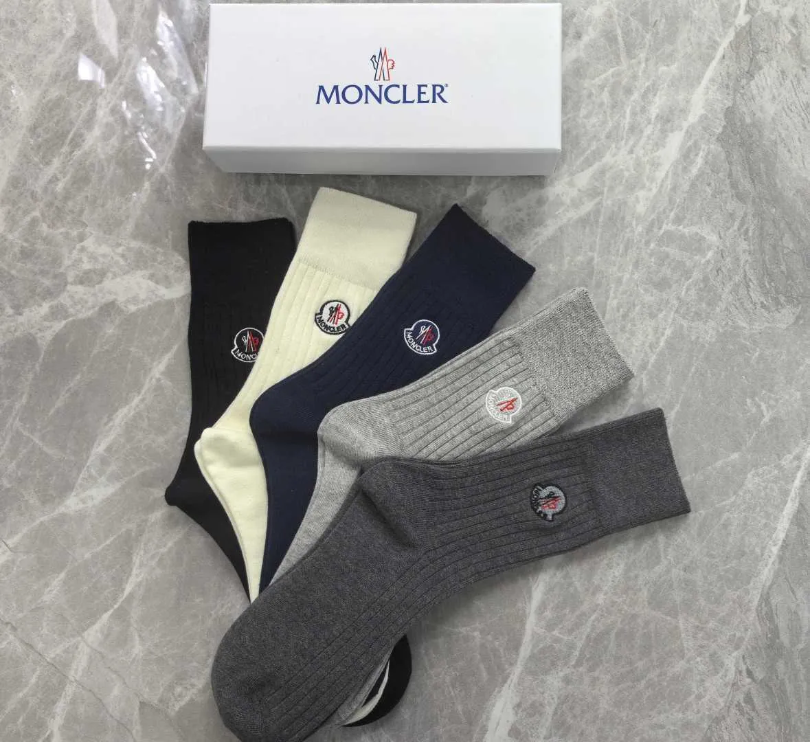 Special P100💛 Comes with counter packaging MONCLER’s latest cashmere embroidered mid-length pile socks! Five pairs in a box, synchronized tube socks at the counter, 💛 big brands are out, a must-have for fashionistas 🔥 super easy to match