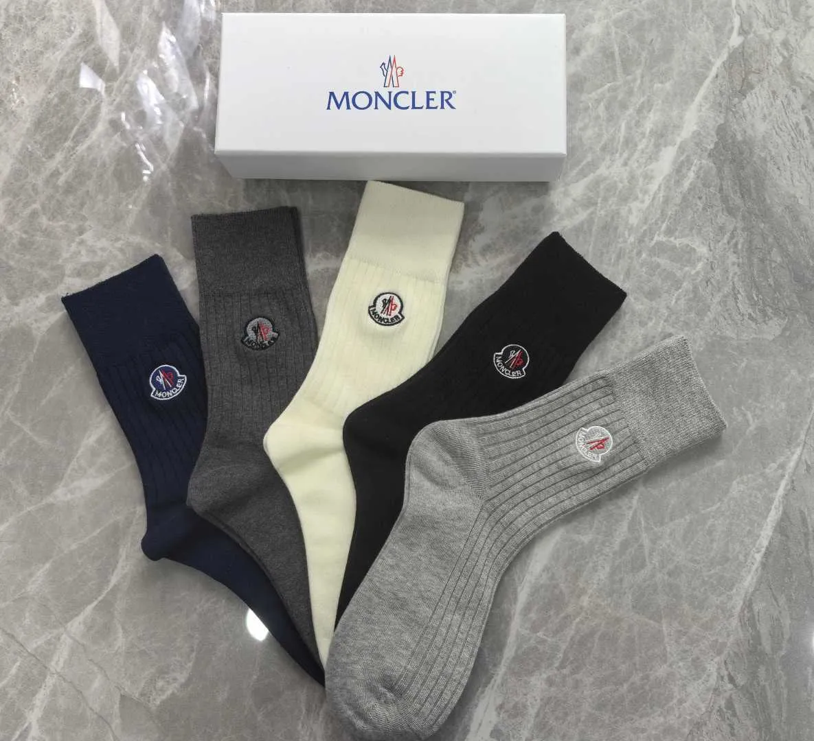 Special P100💛 Comes with counter packaging MONCLER’s latest cashmere embroidered mid-length pile socks! Five pairs in a box, synchronized tube socks at the counter, 💛 big brands are out, a must-have for fashionistas 🔥 super easy to match