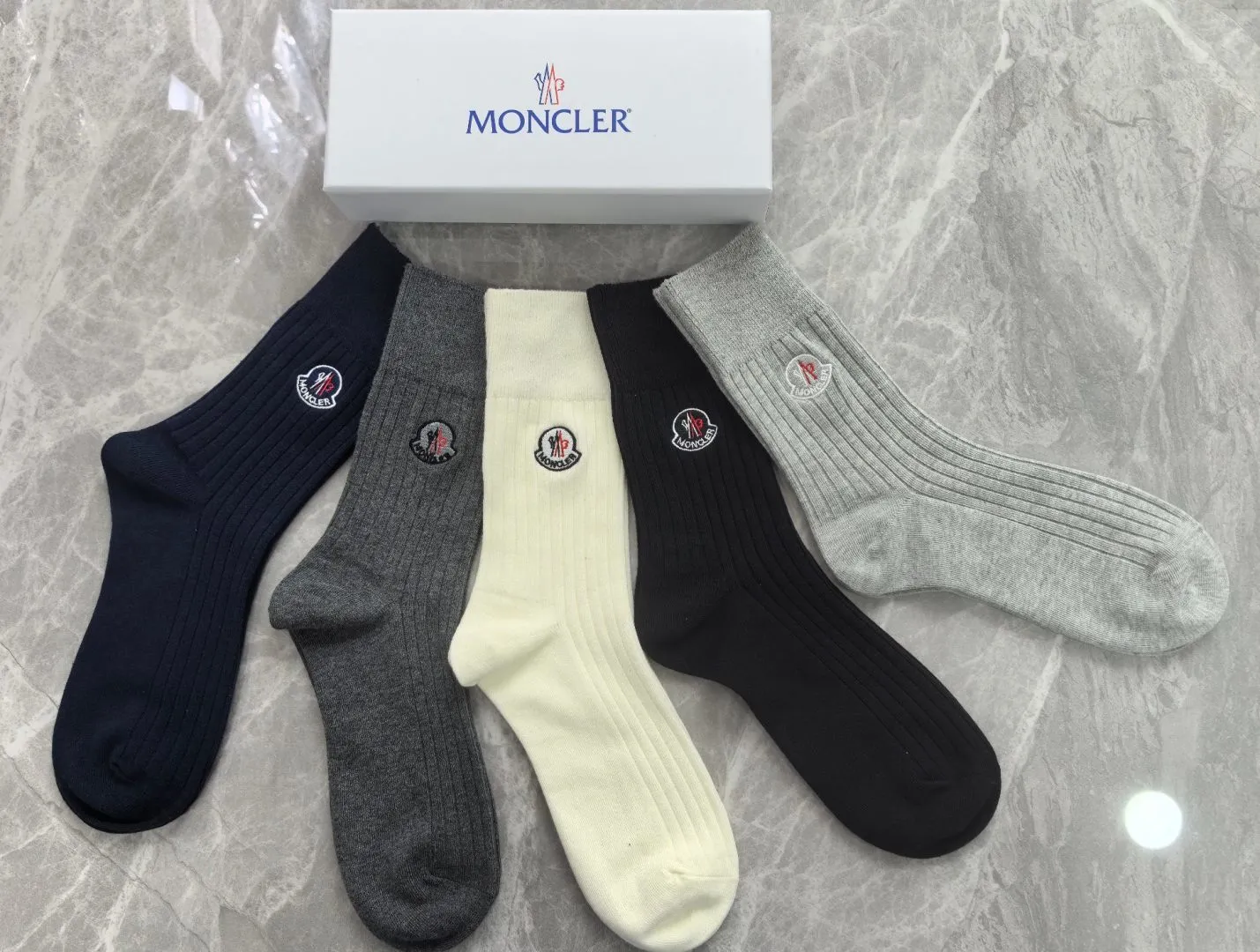 Special P100💛 Comes with counter packaging MONCLER’s latest cashmere embroidered mid-length pile socks! Five pairs in a box, synchronized tube socks at the counter, 💛 big brands are out, a must-have for fashionistas 🔥 super easy to match