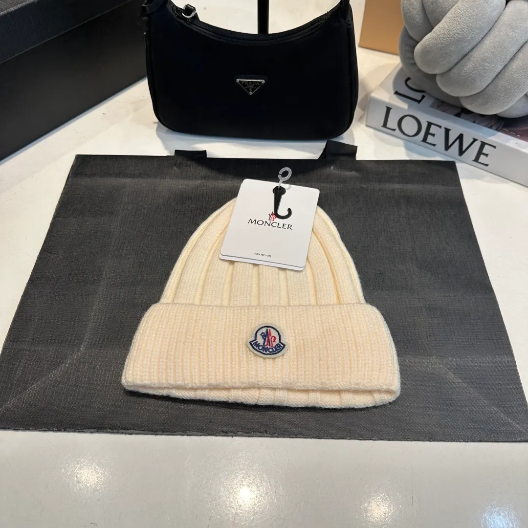P50 Moncler 2025 early autumn and winter classic knitted hat, original replica. Very soft and skin-friendly, very elastic 💓 Textured and very versatile style ~ Warm cashmere woolen hat, one size fits all and elastic ~ Unisex, can be worn by any head circumference. Super good quality, highly recommended