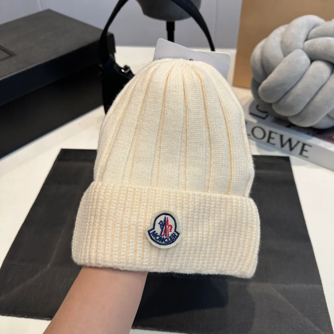 P50 Moncler 2025 early autumn and winter classic knitted hat, original replica. Very soft and skin-friendly, very elastic 💓 Textured and very versatile style ~ Warm cashmere woolen hat, one size fits all and elastic ~ Unisex, can be worn by any head circumference. Super good quality, highly recommended