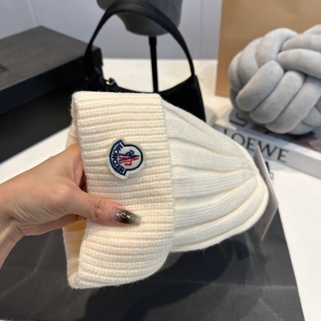 P50 Moncler 2025 early autumn and winter classic knitted hat, original replica. Very soft and skin-friendly, very elastic 💓 Textured and very versatile style ~ Warm cashmere woolen hat, one size fits all and elastic ~ Unisex, can be worn by any head circumference. Super good quality, highly recommended