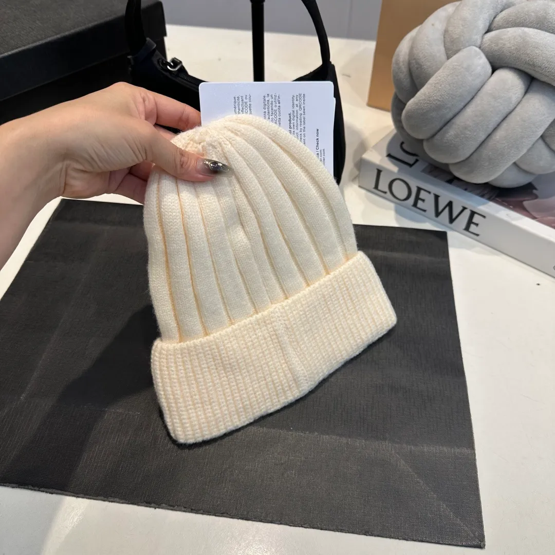P50 Moncler 2025 early autumn and winter classic knitted hat, original replica. Very soft and skin-friendly, very elastic 💓 Textured and very versatile style ~ Warm cashmere woolen hat, one size fits all and elastic ~ Unisex, can be worn by any head circumference. Super good quality, highly recommended