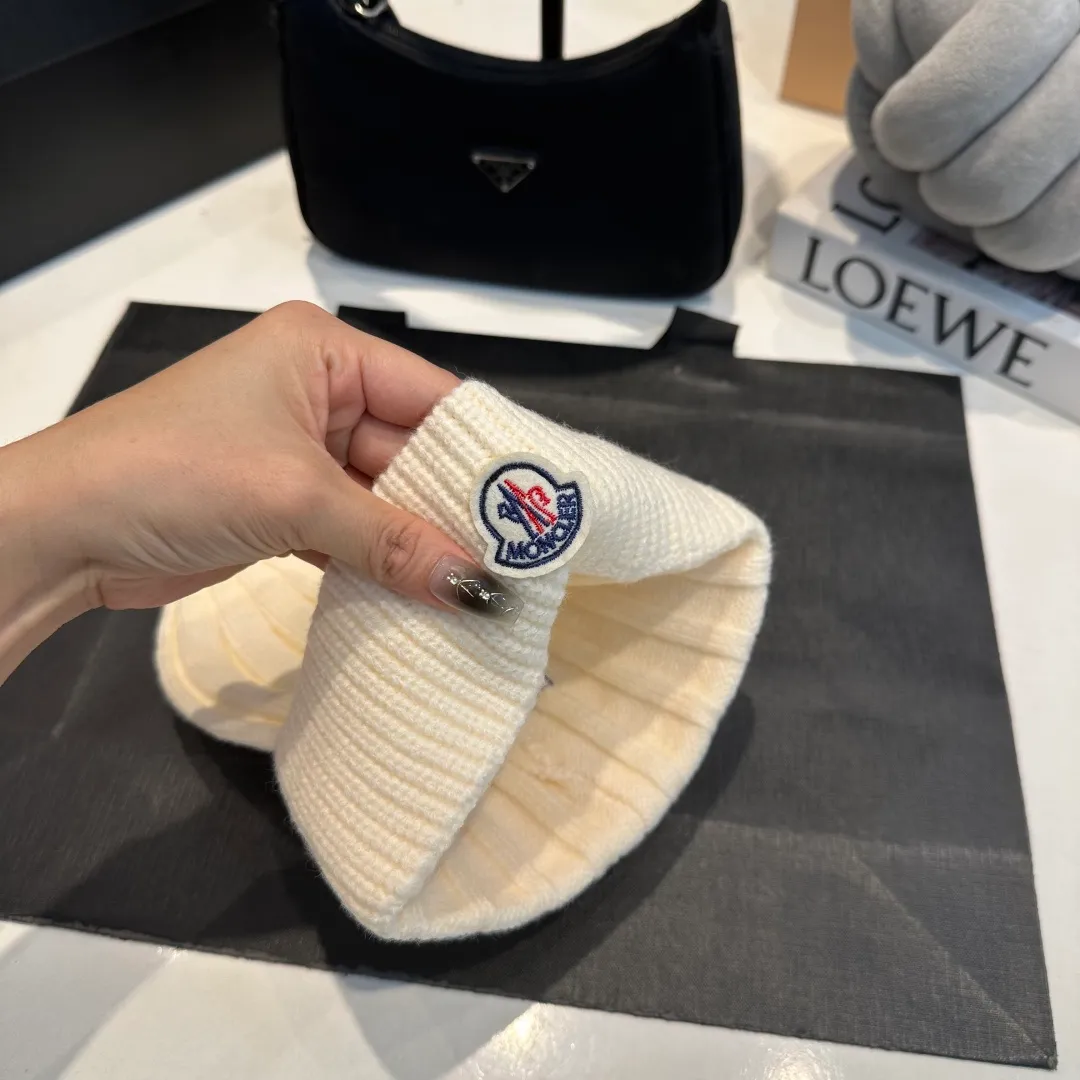 P50 Moncler 2025 early autumn and winter classic knitted hat, original replica. Very soft and skin-friendly, very elastic 💓 Textured and very versatile style ~ Warm cashmere woolen hat, one size fits all and elastic ~ Unisex, can be worn by any head circumference. Super good quality, highly recommended