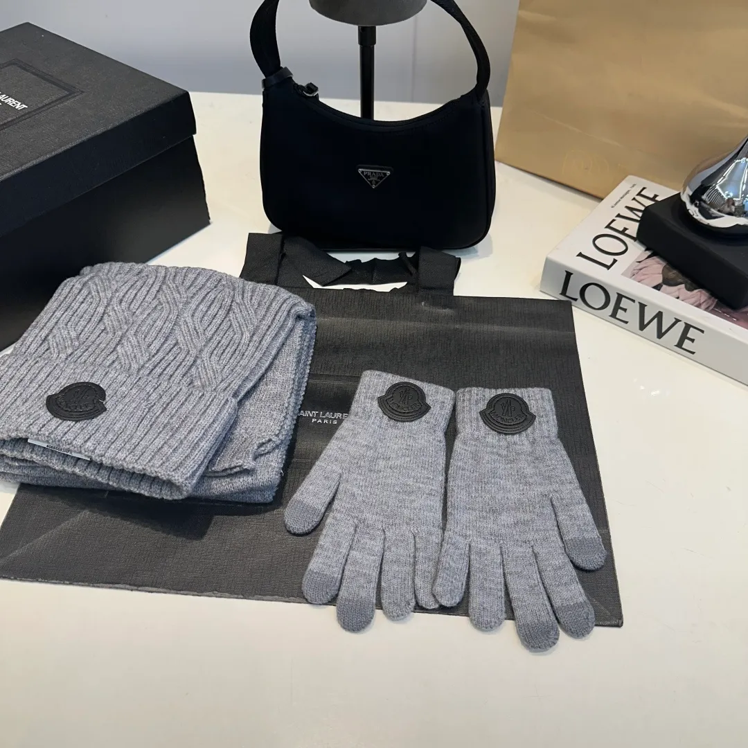 P150 Moncler three-piece muzzle suit autumn and winter cuffed wool knitted beanie. High-quality customization! This must be my favorite of minimalism. It is clean, neat, fashionable and versatile, and will definitely not be picky about your face shape! A fashionable classic that lasts forever! Both men and women are welcome!