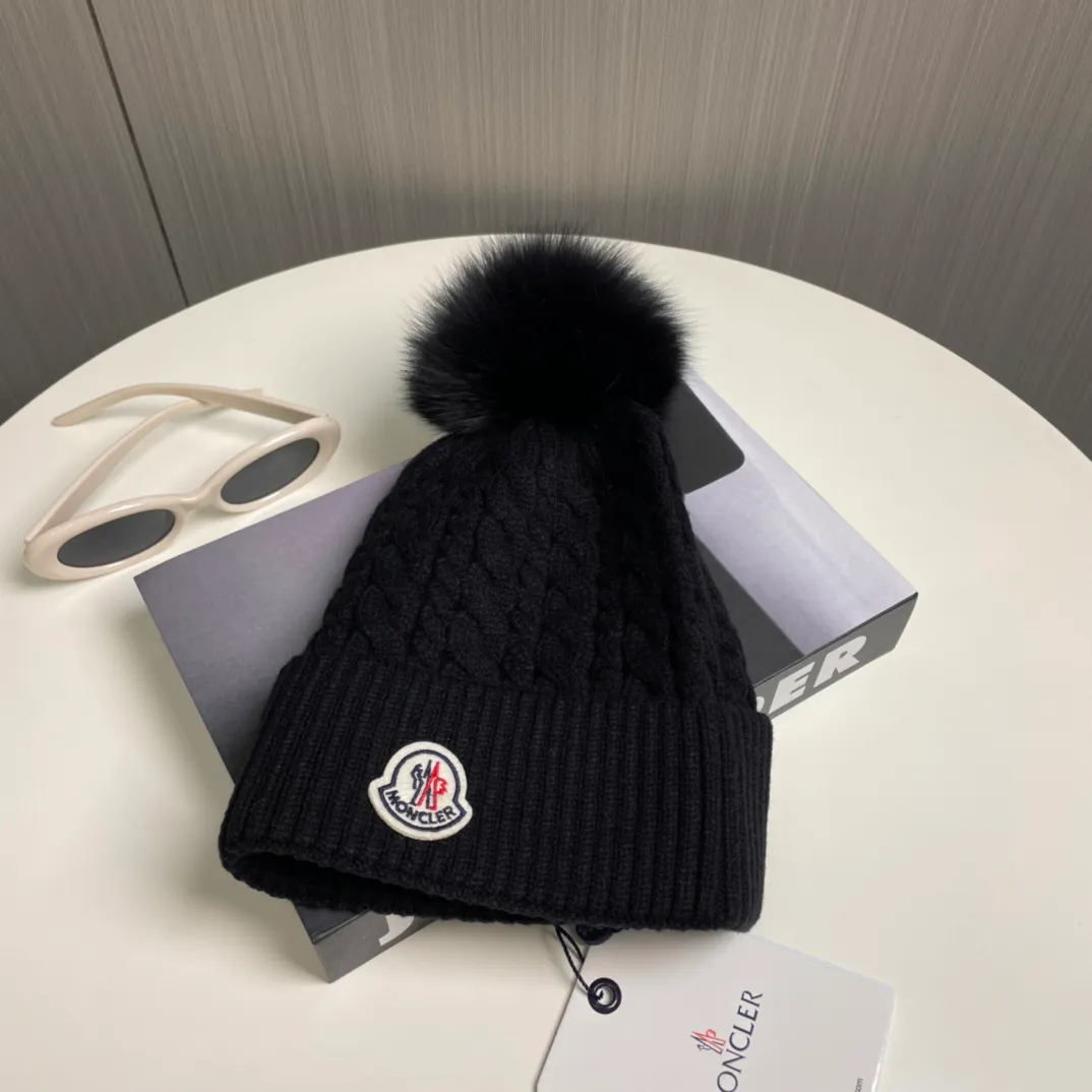 P90 with dust bag Moncler👒Classic original single-mouthed knitted wool hat, made of selected wool fabrics with ultra-high wool content‼ ️It feels super soft and has excellent elasticity. The rabbit fur ball is high-end, age-reducing and super warm!