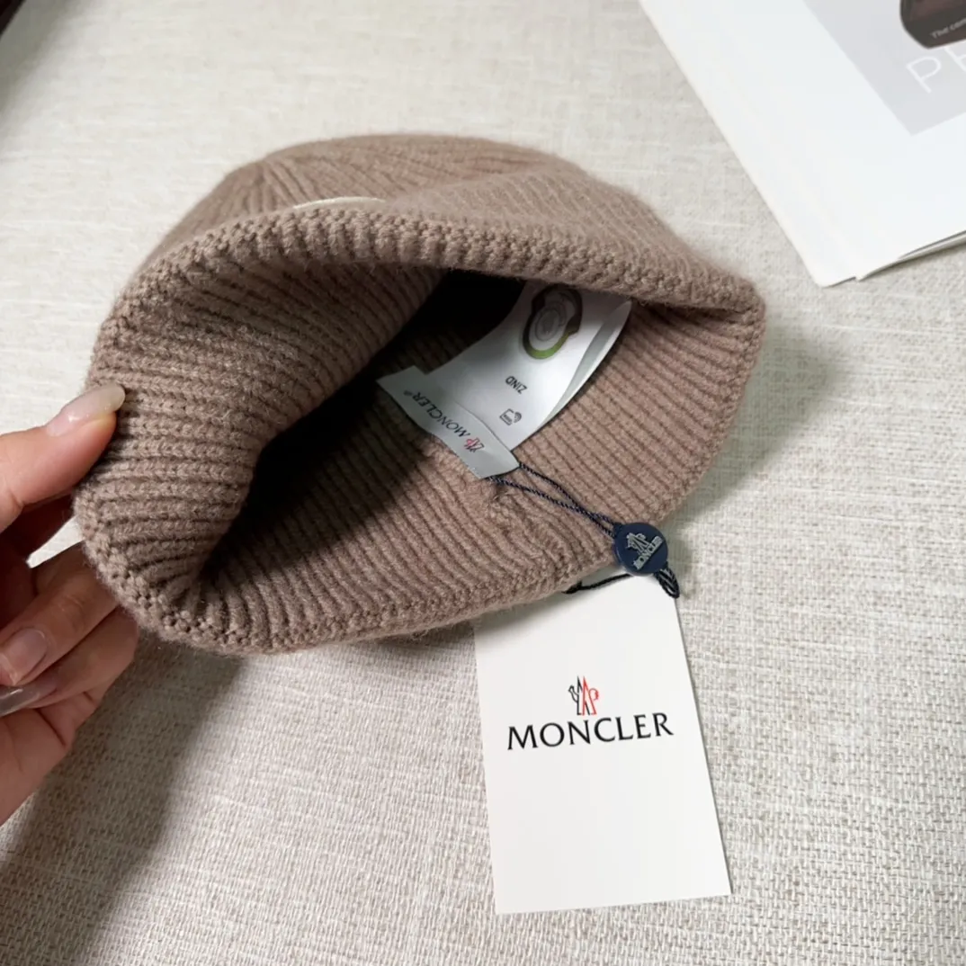 💰40 Moncler Moncler 💥Official website classic knitted hat, replica of the original. Very soft and skin-friendly, very elastic 💓 Textured and very versatile style ~ Warm cashmere woolen hat, one size fits all and elastic ~ Unisex, can be worn by any head size. Super quality, highly recommended