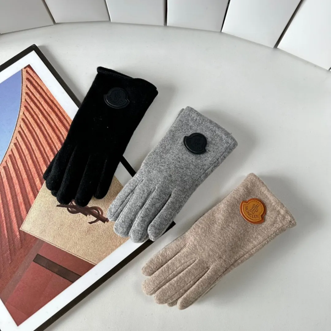Special P110 comes with packaging. Moncler's new gloves, fashionable gloves, a must-have for autumn and winter, classic and simple💕super comfortable, soft and versatile!